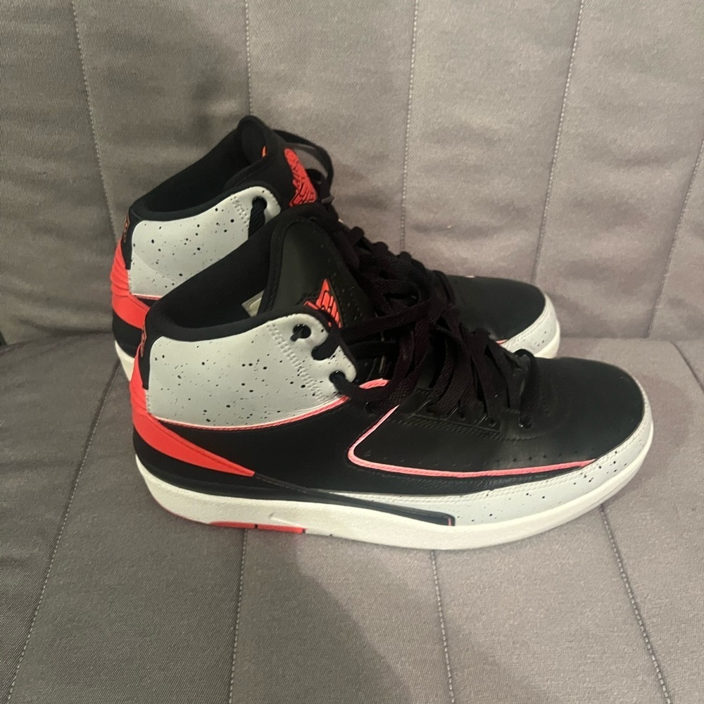Retro 2 men size 9 preowned good condition - Picture 5 of 9